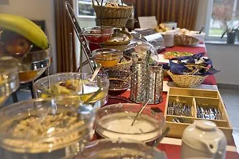 מלון Schroeders Stadtwaldhotel 3*