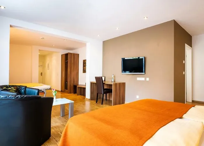 מלון Schroeders Stadtwaldhotel 3*